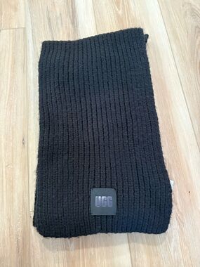 UGG Black Chunky Ribbed Knit Scarf with Logo Patch